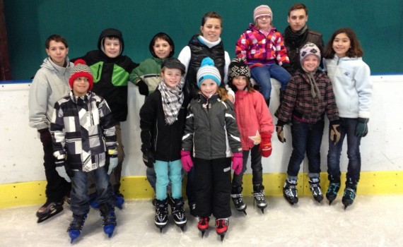Gruppenbild der AkkoKids-Teilnehmer im Eistreff