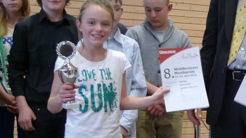 Mit Pokal und Urkunde: Pascale Becker