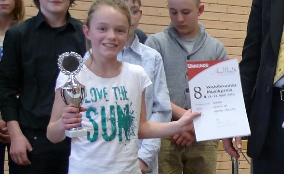 Mit Pokal und Urkunde: Pascale Becker