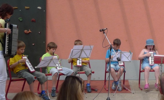 Melodica-AG beim Auftritt mit ihrer Leiterin Christiane Becker am Akkodeon (Schulfest 2013)