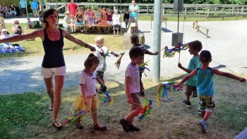 Der Regenbogentanz der Musikgarten-Kinder