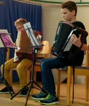 Auftritt eines Akkordeon-Duos bei der Klangreise