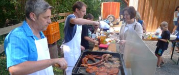 Die Grillmeister Frank und Robert bei der Arbeit