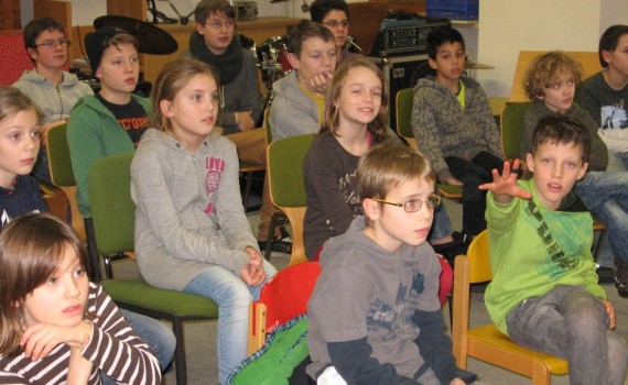 Teilnehmer bei der Jugendversammlung der AkkoKids