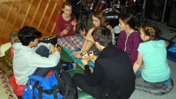 Gemeinsames Spiel bis spät in die Nacht hinein