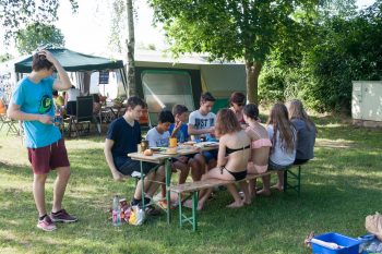 Gemeinsames Essen auf dem Zeltplatz (Zelten 2016)