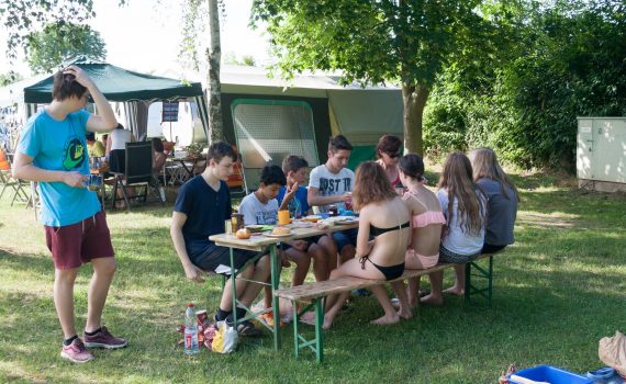 Gemeinsames Essen auf dem Zeltplatz