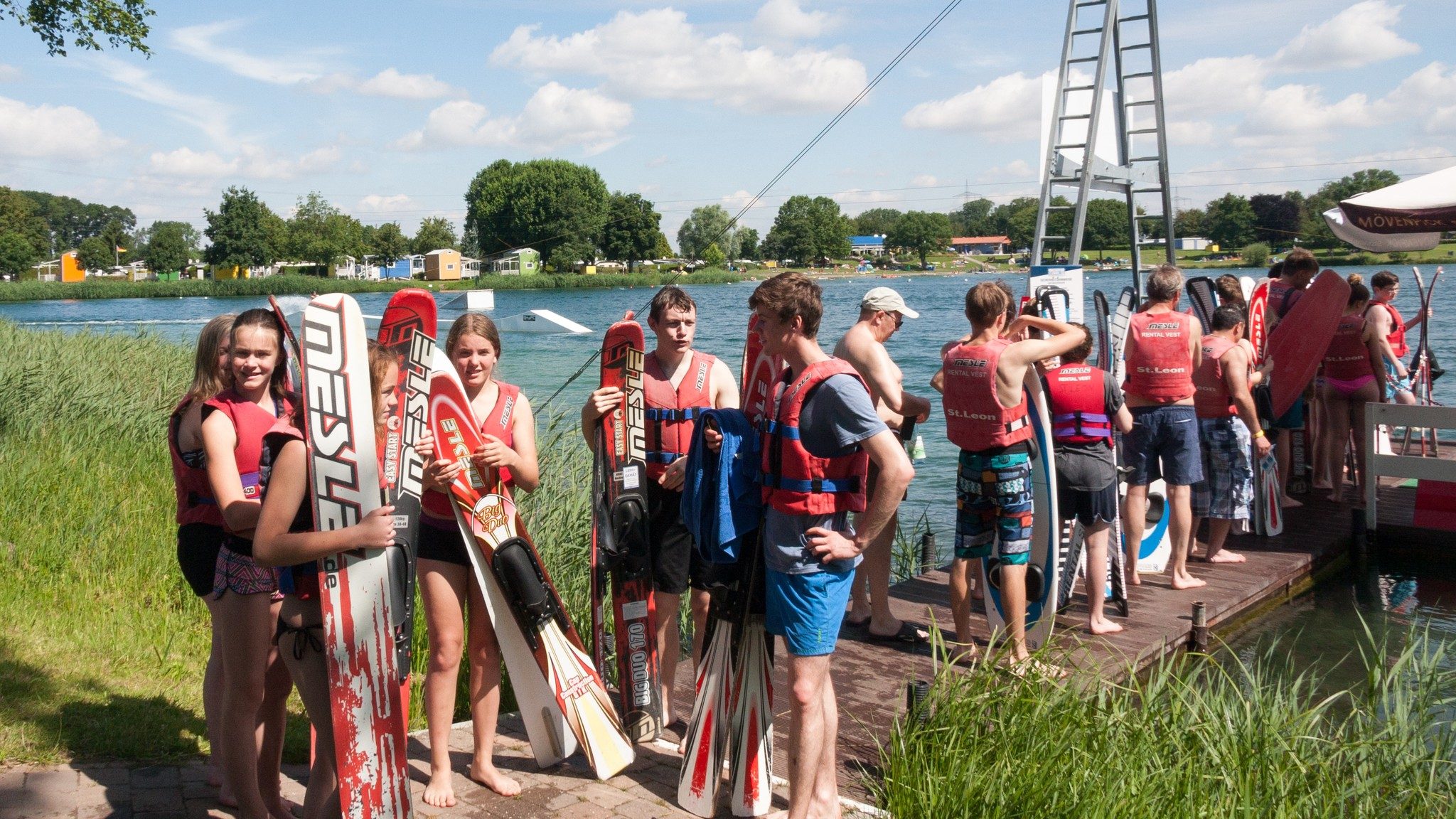 Anstehen zum Wasserski fahren