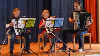 Akkordeon-Trio: Zusammen mit dem Lehrer (Uwe Müller) macht es doppelt Spaß