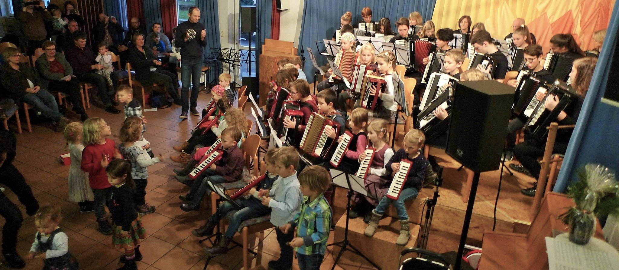 Großes Finale: Jingle Bells mit Akkordeon, Melodika und MUSIKGARTEN-Rasseln