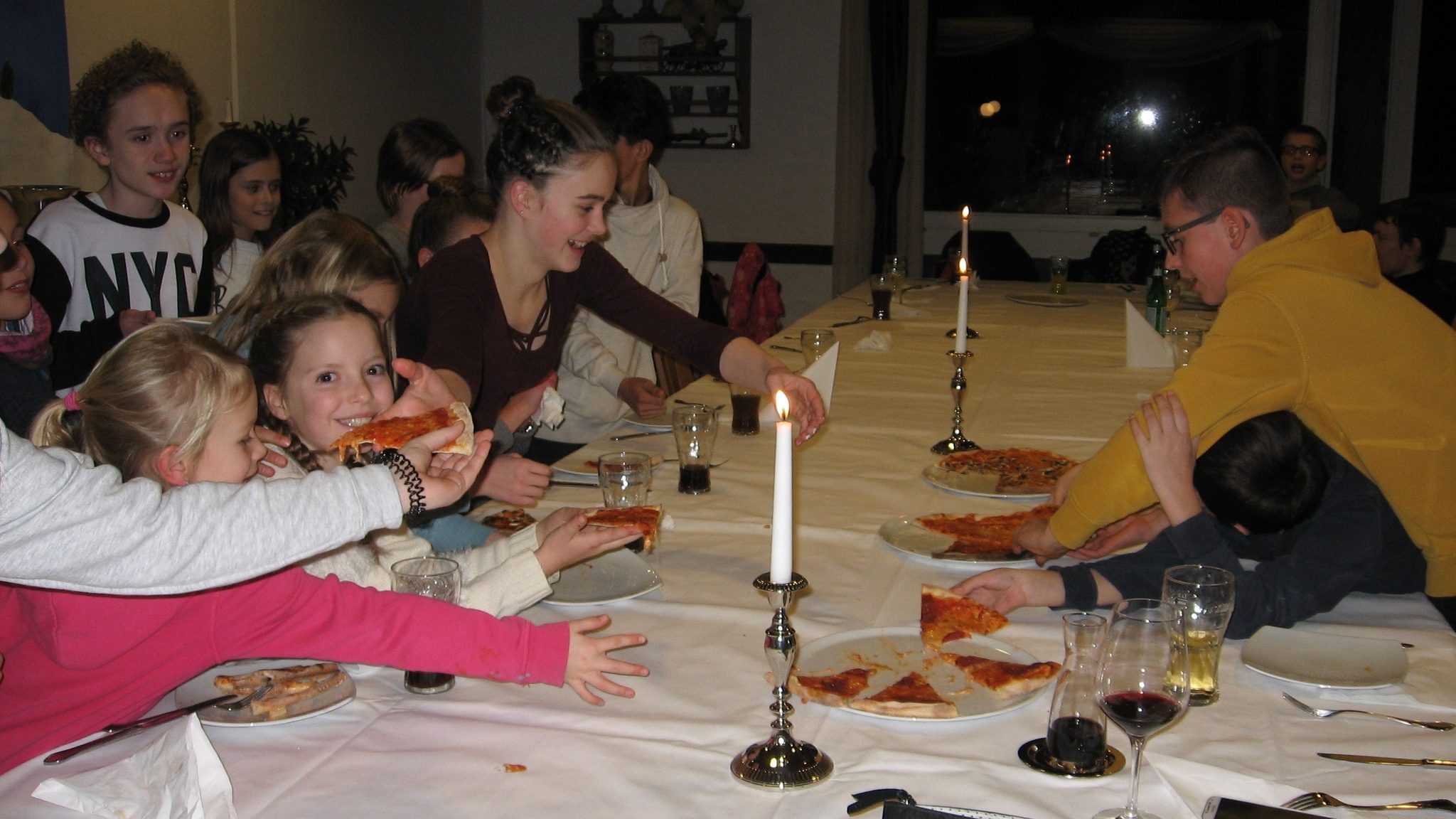 Obwohl alle satt wurden gab es den Kampf um die letzte Pizza