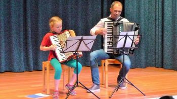 Akkordeon-Duo Schülerin mit ihrem Lehrer