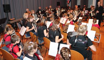 Das große Finale: Drei Generationen musizieren zusammen (Foto: Rüdiger Homberg)