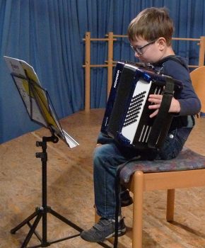 Ein junger Akkordeonist meistert bravourös seinen Auftritt