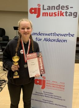 Meike Dirrler beim Landesmusiktag der Akkordeonjugend 2022