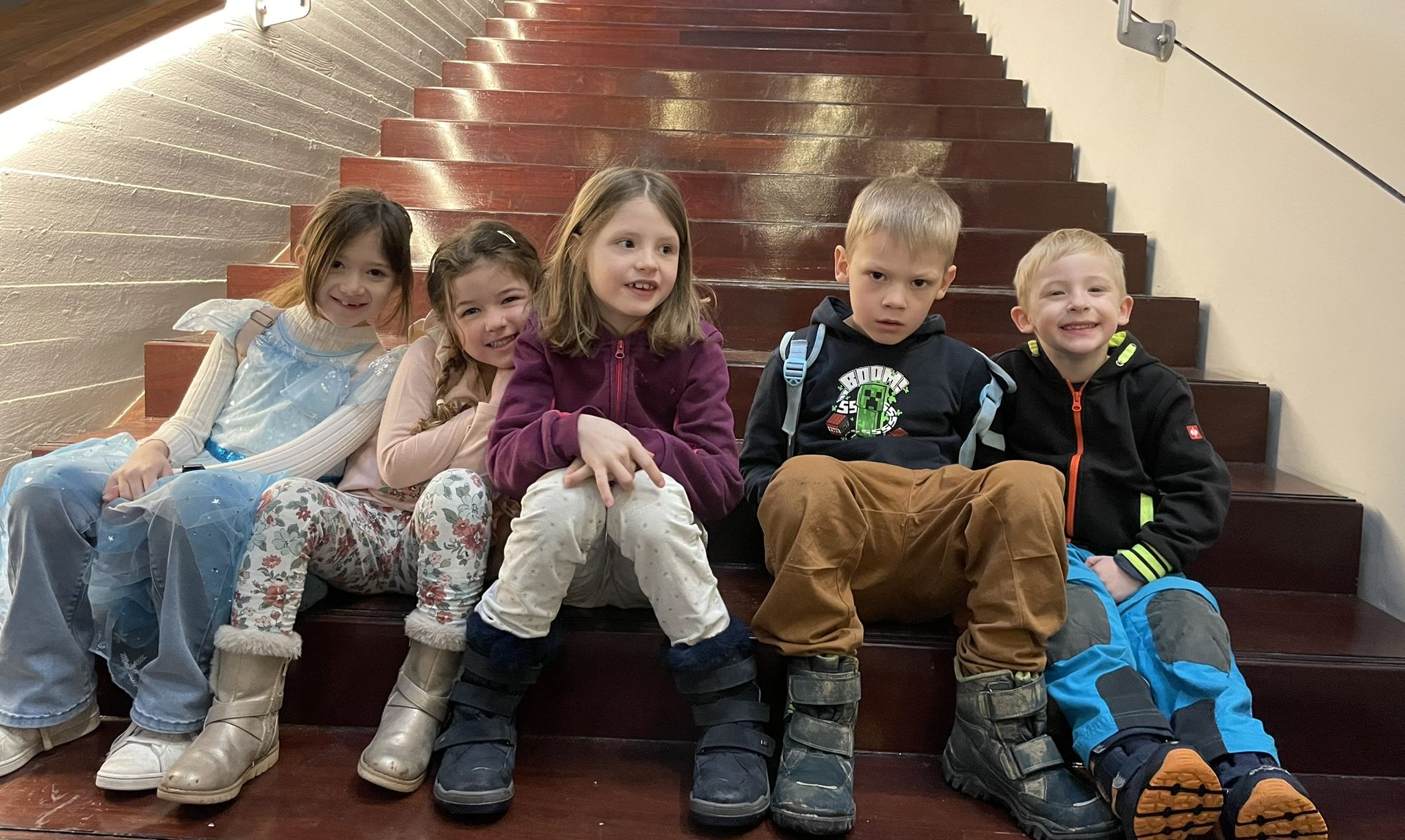 Gruppenbild der Teilnehmer auf der Treppe im Badischen Staatstheater