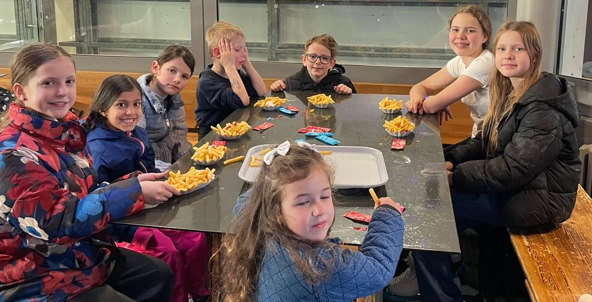 Die AkkoKids beim Pommes-Essen